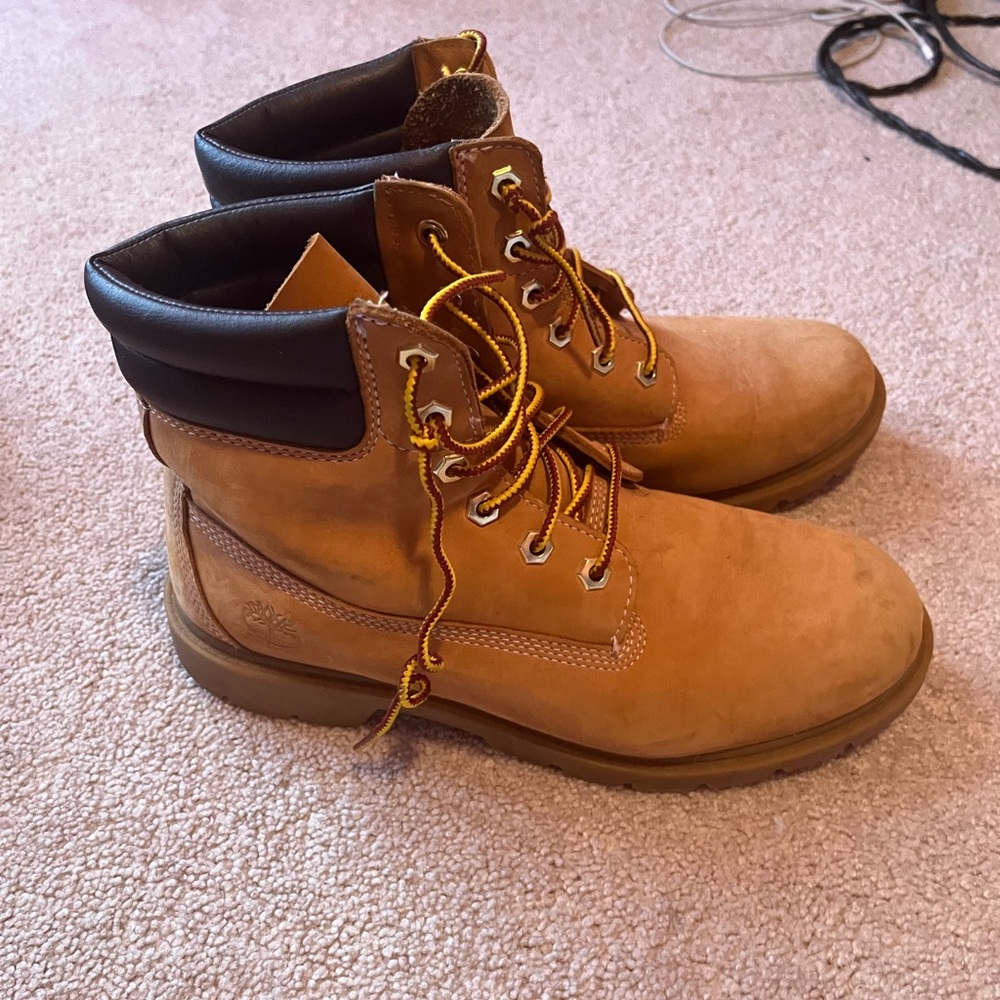 Hi! These are women timberlands. Perfect for the winter:)